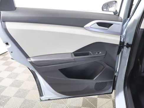 Used 2025 Volkswagen Taos SE image 44