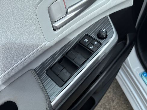 New 2026 Toyota Sienna XLE FWD image 13