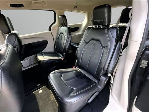 Used 2023 Chrysler Pacifica Touring-L FWD image 26