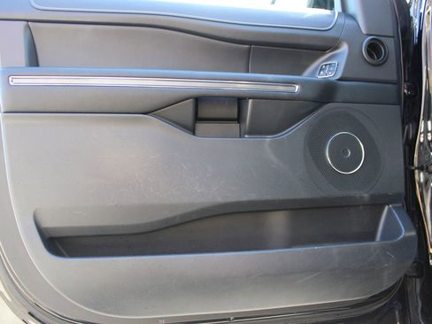 Used 2023 Ford Expedition Max XLT image 9