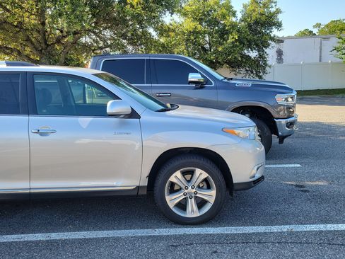 Used 2012 Toyota Highlander Limited w/ Tow Pkg AWD/4WD image 10