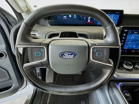 Used 2025 Ford Expedition Platinum AWD/4WD image 9