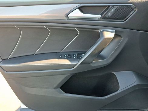 Used 2023 Volkswagen Tiguan SE w/ Panoramic Sunroof Package FWD image 12