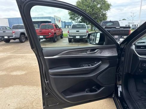 Used 2023 Jeep Grand Cherokee L Limited w/ Luxury Tech Group II AWD/4WD image 7