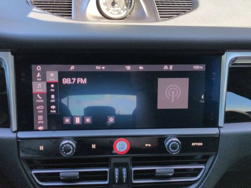 Certified 2022 Porsche Macan image 18