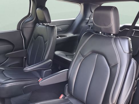 Used 2025 Chrysler Pacifica Select FWD image 16