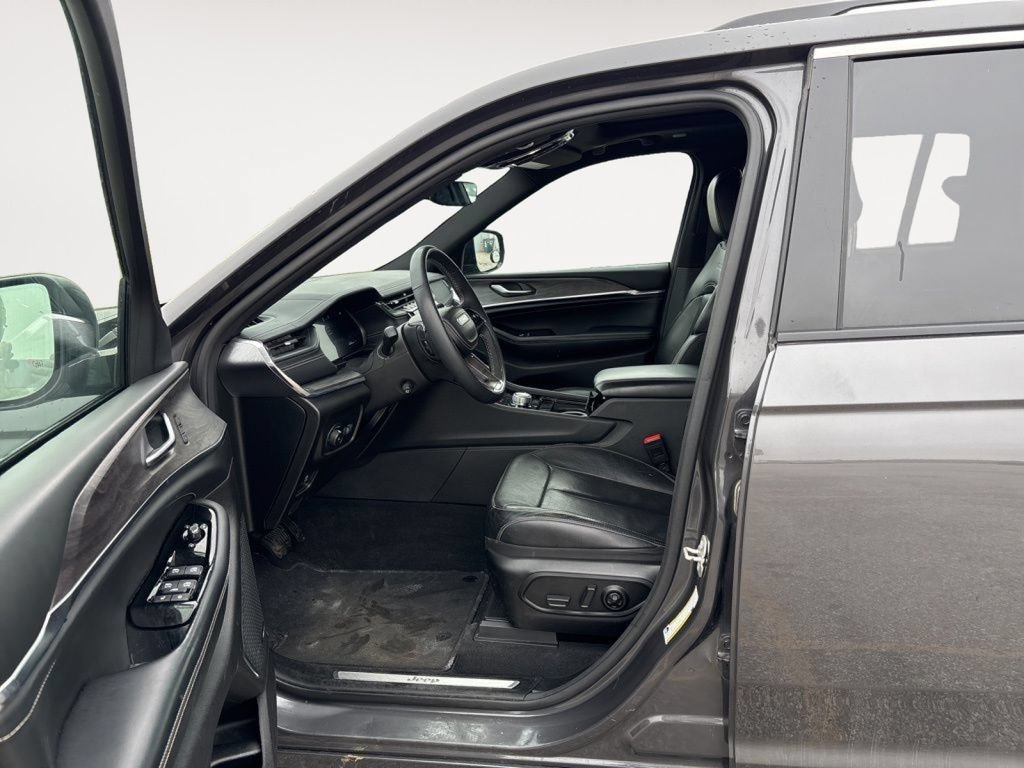 Used 2023 Jeep Grand Cherokee Overland AWD/4WD image 37
