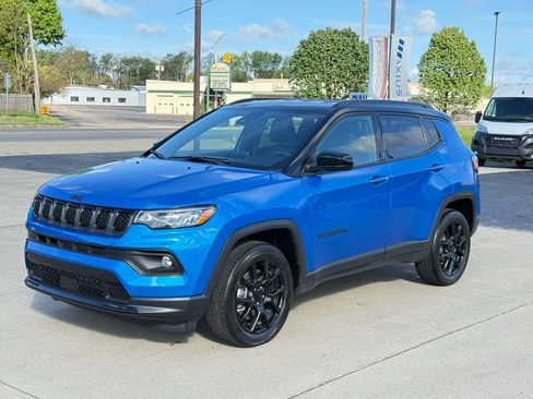 Used 2023 Jeep Compass Latitude AWD/4WD image 3
