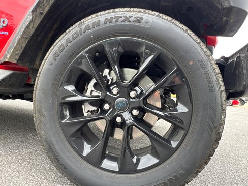 Used 2025 Jeep Wrangler Sahara image 13