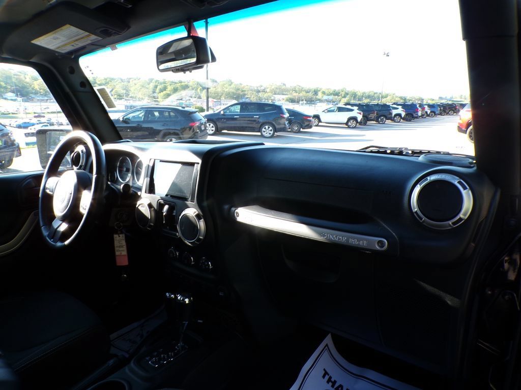 Used 2017 Jeep Wrangler Unlimited Sahara AWD/4WD image 14