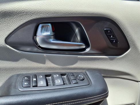 Used 2023 Chrysler Pacifica Touring-L FWD image 19