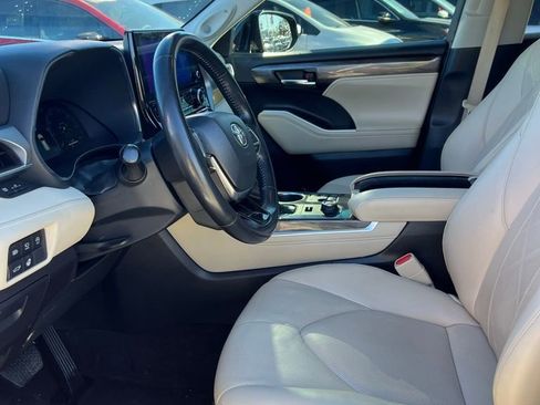 Used 2023 Toyota Highlander Platinum image 18