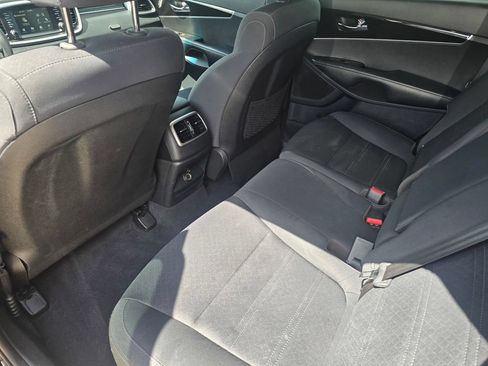 Used 2019 Kia Sorento L FWD image 12