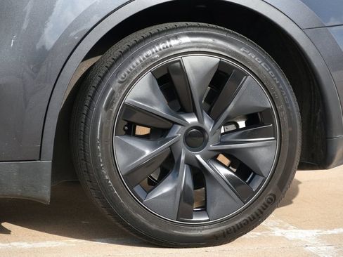 Used 2025 Tesla Model Y Long Range RWD image 29