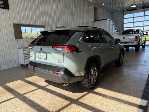 Used 2022 Toyota RAV4 XLE AWD/4WD image 5