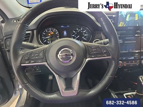 Used 2018 Nissan Rogue SV w/ Premium Package FWD image 11