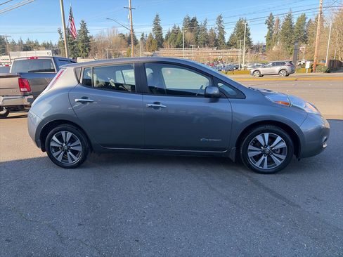 Used 2016 Nissan Leaf SV w/ Premium Package image 12