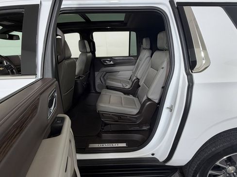 Used 2022 Chevrolet Suburban LT w/ LT Signature Package image 9