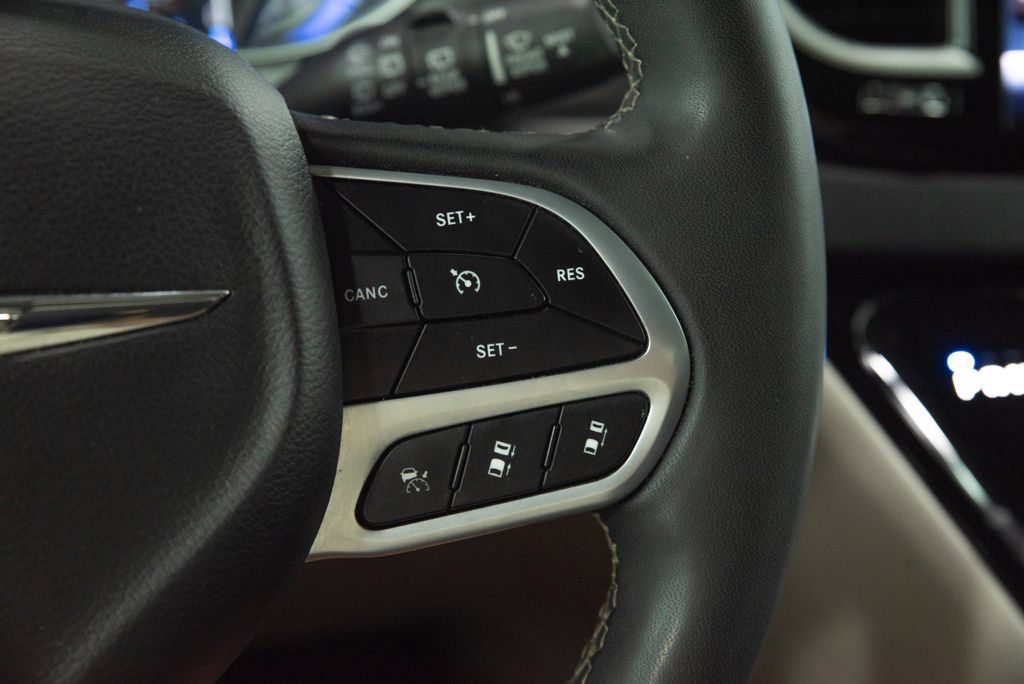 Used 2023 Chrysler Pacifica Touring-L FWD image 31