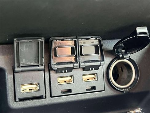 Used 2021 Toyota Highlander LE image 32