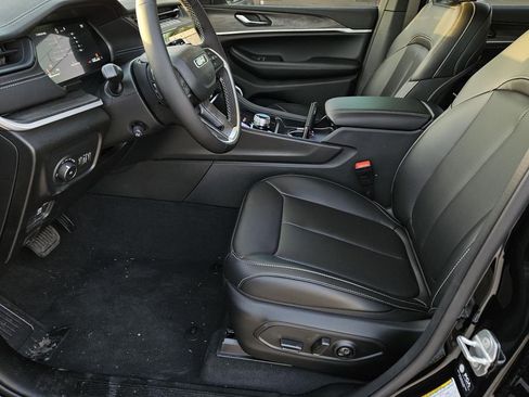 New 2026 Jeep Grand Cherokee L Limited w/ Luxury Tech Group II RWD image 17