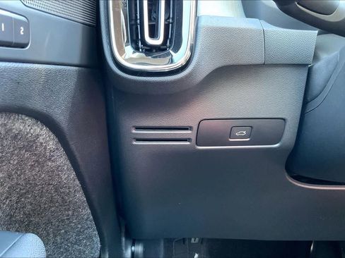 Used 2024 Volvo XC40 B5 Core image 31