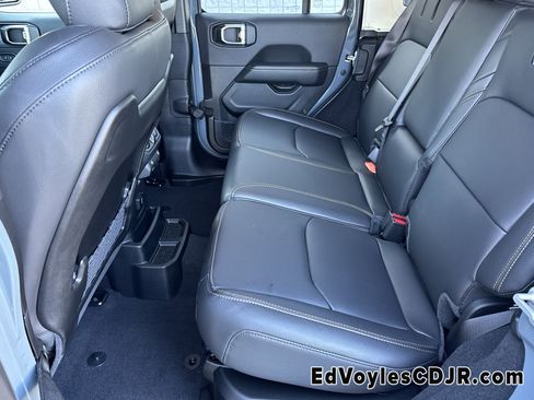 Used 2025 Jeep Wrangler Sahara image 26