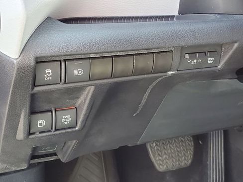 Used 2025 Toyota Sienna XLE FWD image 18