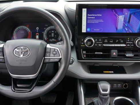 Used 2023 Toyota Highlander Platinum image 28