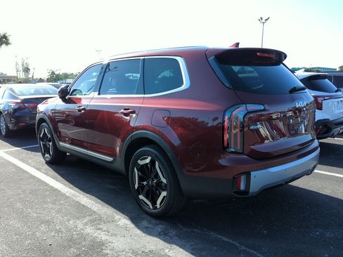 Certified 2023 Kia Telluride EX w/ EX Captain's Chair Package image 9