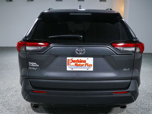 Used 2021 Toyota RAV4 XLE w/ Convenience Package FWD image 8