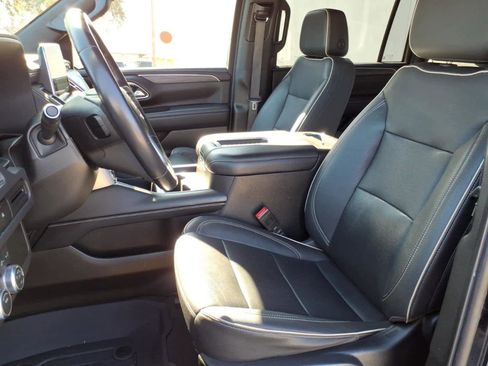 Used 2023 GMC Yukon XL SLT image 2