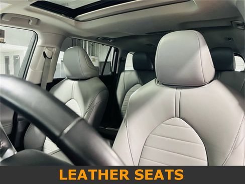 Used 2023 Toyota Highlander XLE image 3