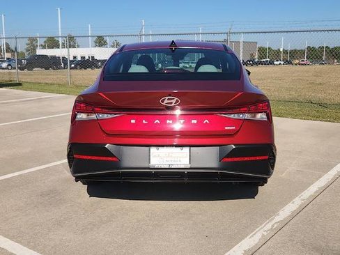 Used 2025 Hyundai Elantra Limited image 6