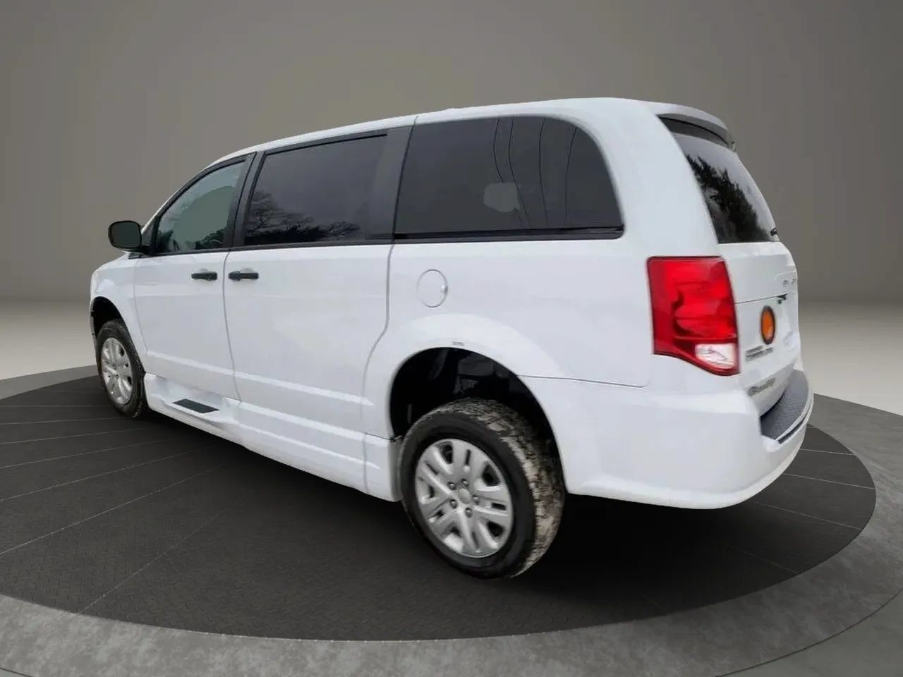Used 2019 Dodge Grand Caravan SE w/ Power Convenience Group I FWD image 4