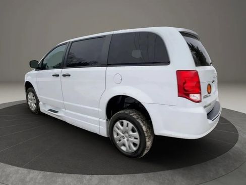 Used 2019 Dodge Grand Caravan SE w/ Power Convenience Group I FWD image 4