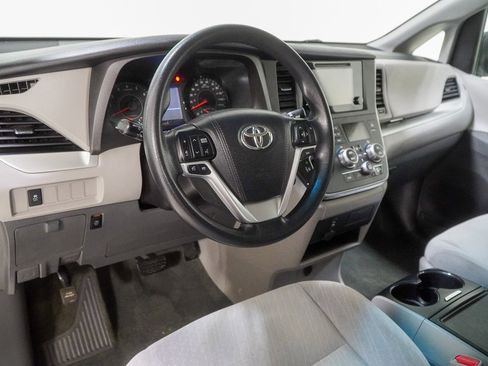 Used 2017 Toyota Sienna LE image 23