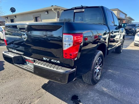 Used 2022 Nissan Titan SV image 3
