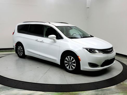 Used 2020 Chrysler Pacifica Touring-L Plus FWD image 3