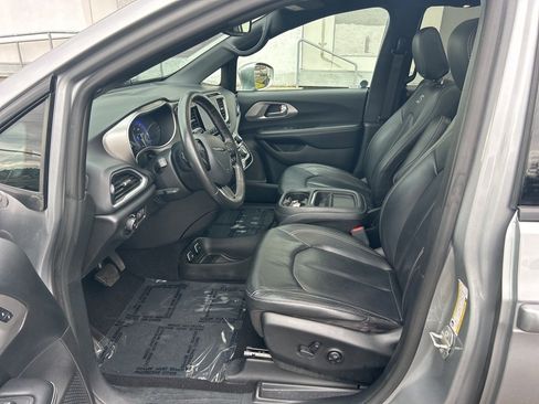 Used 2020 Chrysler Pacifica Touring-L w/ Advanced Safetytec Group image 10