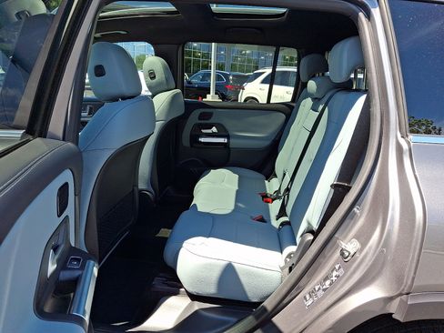 Used 2026 Mercedes-Benz GLB 250 4MATIC image 11