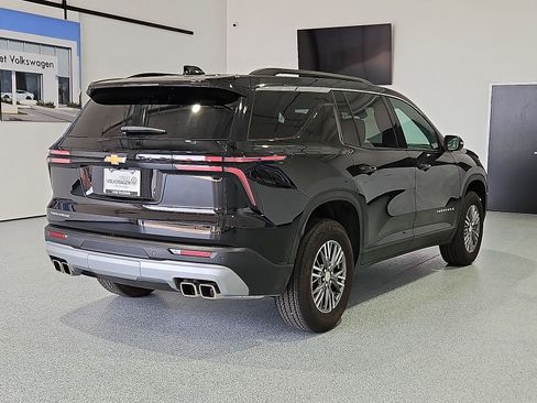 Used 2025 Chevrolet Traverse LT FWD image 8