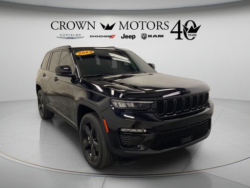 Used 2023 Jeep Grand Cherokee Limited w/ Black Appearance Package AWD/4WD image 9