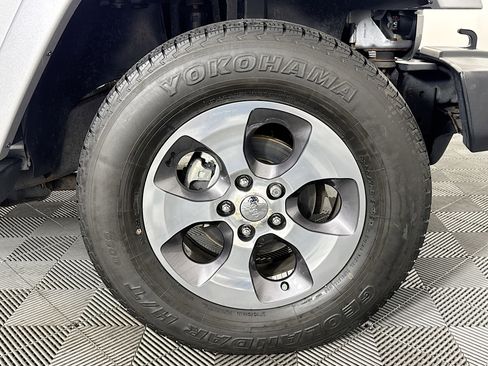 Used 2016 Jeep Wrangler Unlimited Sahara w/ Dual Top Group image 29
