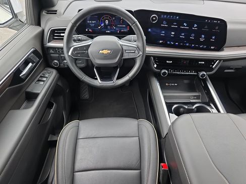 Used 2025 Chevrolet Suburban Premier RWD image 13