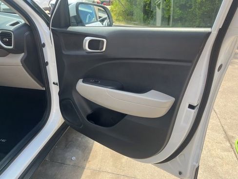 Used 2022 Hyundai Venue SEL FWD image 18