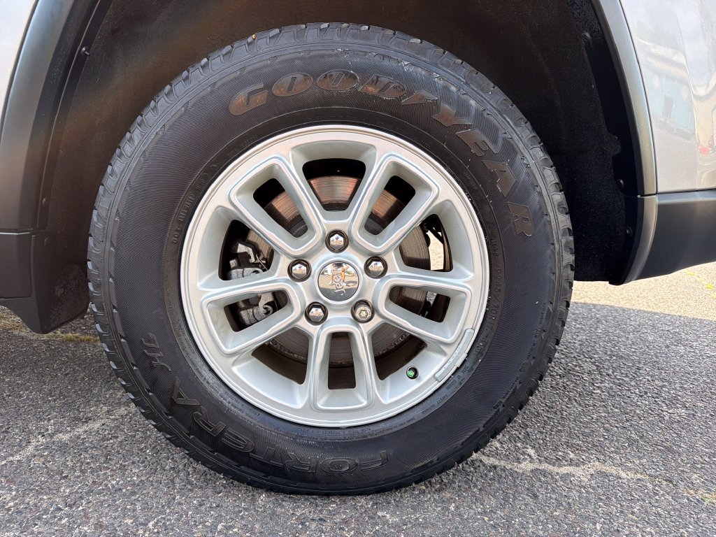 Used 2020 Jeep Grand Cherokee Laredo AWD/4WD image 10