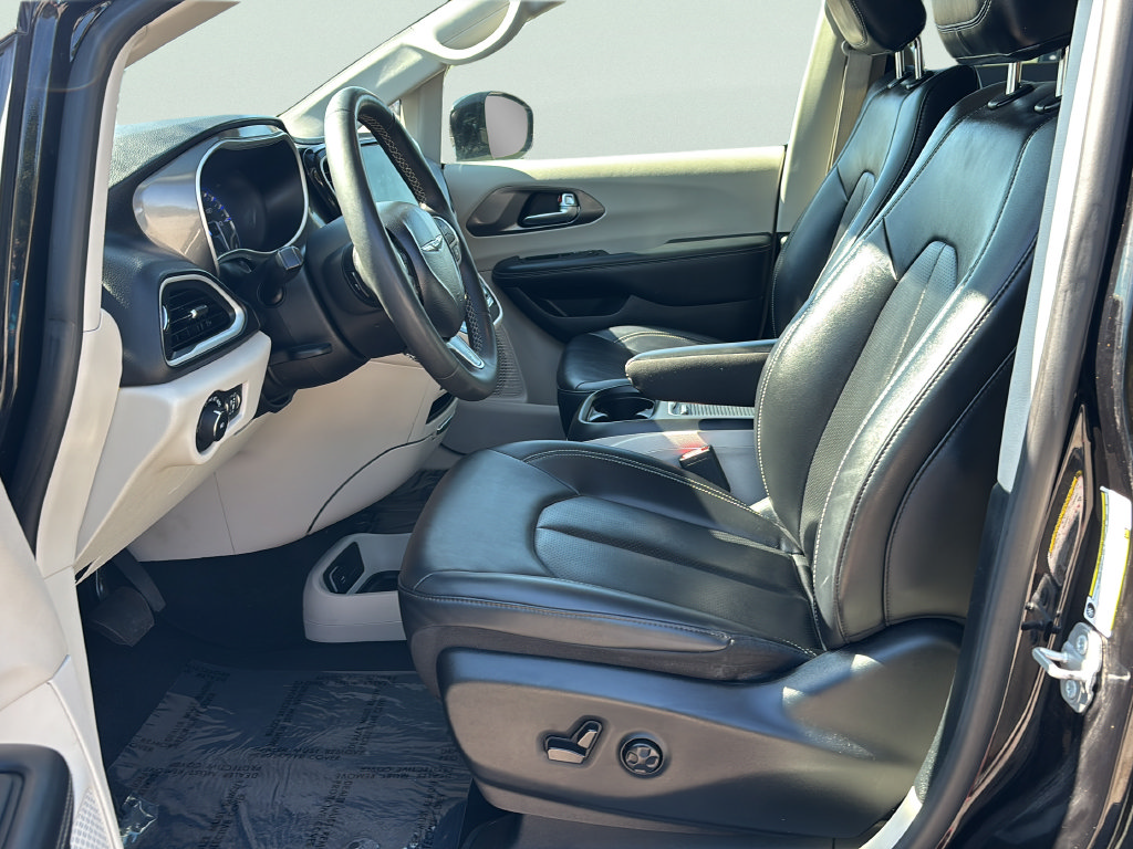 Used 2024 Chrysler Pacifica Touring-L FWD image 19