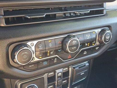 Used 2024 Jeep Wrangler Unlimited image 15