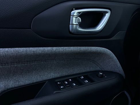 Used 2025 Jeep Compass Latitude image 20